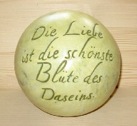 Kugel mit Spruch 'Die Liebe...' aus Keramik gelbgr�n 2