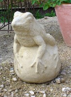 Haus und G&auml;rtchen Frosch auf Kugel aus Sandsteinguss 38 cm