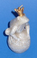 Haus und G&auml;rtchen Kerze 'Froschk&ouml;nig auf Kugel' 10,5 cm