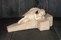 Grabdekoration 'Engel auf Kreuz' aus Polyresin 22 cm