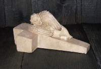 Grabdekoration 'Engel auf Kreuz' aus Polyresin 22 cm