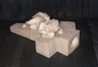 Grabdekoration 'Engel auf Kreuz' aus Polyresin 22 cm