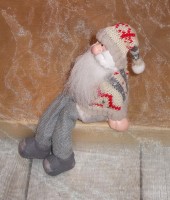 Kantensitzer Santa 'Tomte' aus Keramik 10 cm