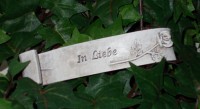 Grabdekoration Schriftrolle 'In Liebe' aus Polyresin