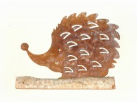 Igel Metall rost auf Holz 17,5 cm