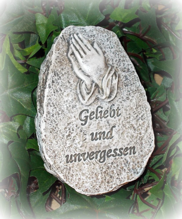 Gedenkstein 'Geliebt und unvergessen' aus Polyresi Haus und Gärtchen