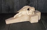 Grabdekoration 'Engel auf Kreuz' aus Polyresin 22 cm