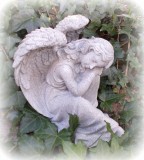 Engel träumend aus Polyresin 24 cm